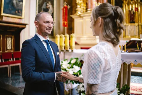 Para młoda podczas ceremonii w kościele