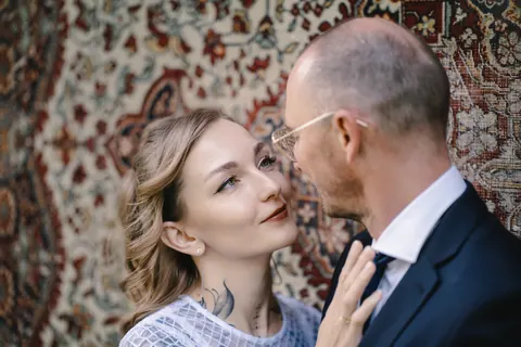 Para młoda na tle wzorzystej tkaniny