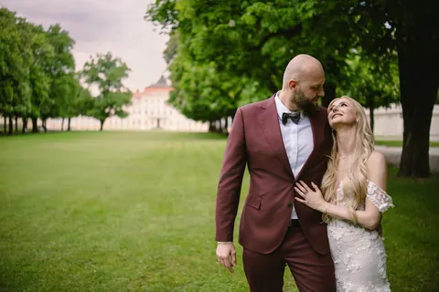 Para młoda w parku z pałacem w tle